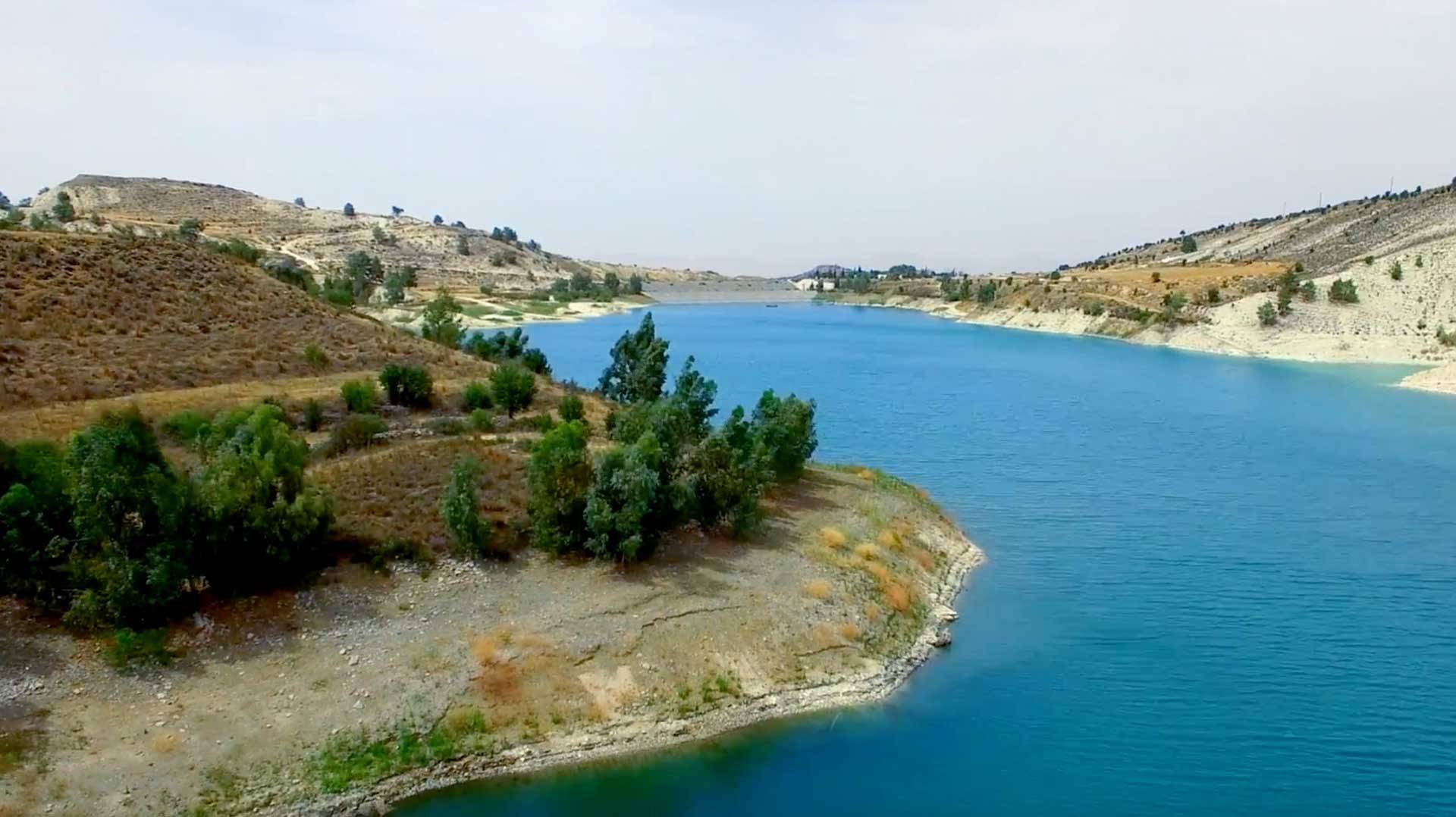 At the foot of the mountain, <br>the dam of Tamassos